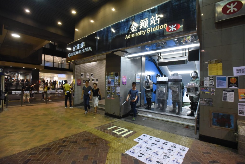 防暴警察驅散示威者。