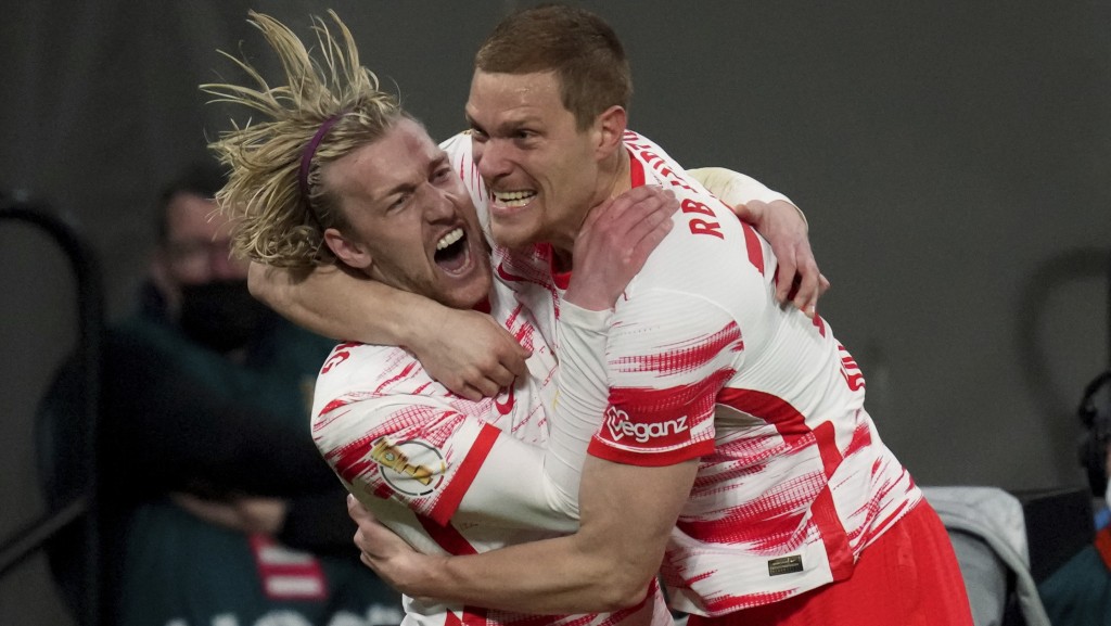 科斯贝治(左)疯狂庆祝。AP