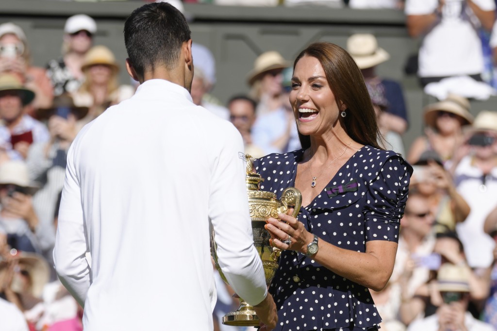 剑桥公爵夫人凯蒂连续两日都出任男女单决赛颁奖嘉宾。 AP