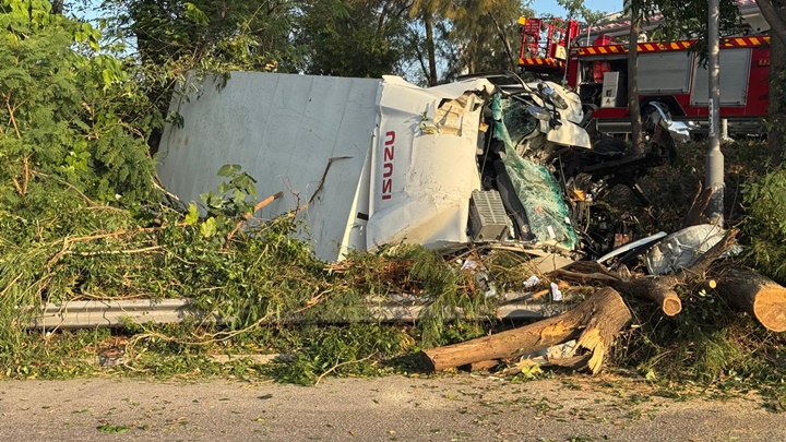 貨車翻側，車頭損毀。