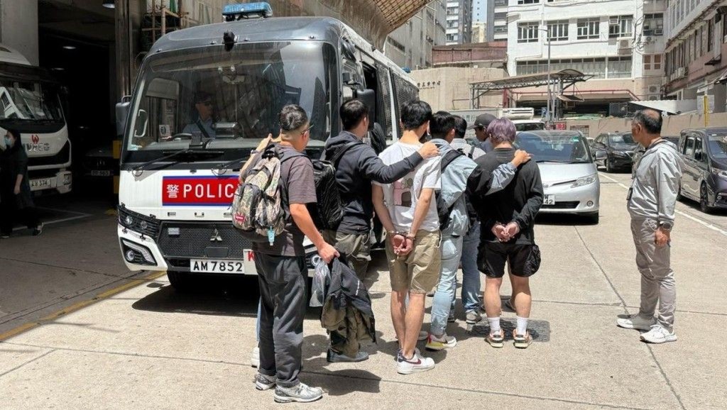 警方在今年初破獲多個詐騙集團，拘捕多人，當中發現其中一個負責招攬傀儡戶口，用以清洗非法網上賭博收益的集團。