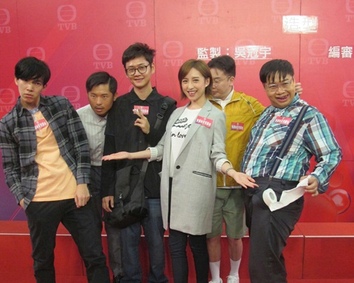 成班男生試造型都好入戲。