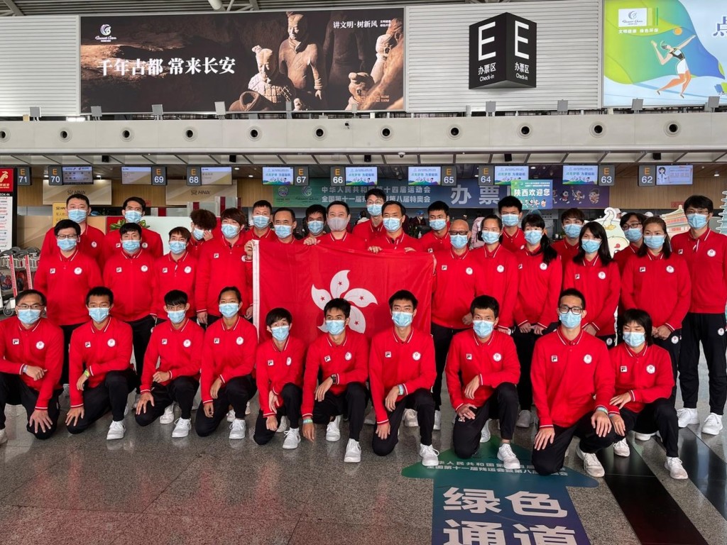 徐英偉在西安機場與運動員見面，予以鼓勵表揚。民政事務局長fb圖片