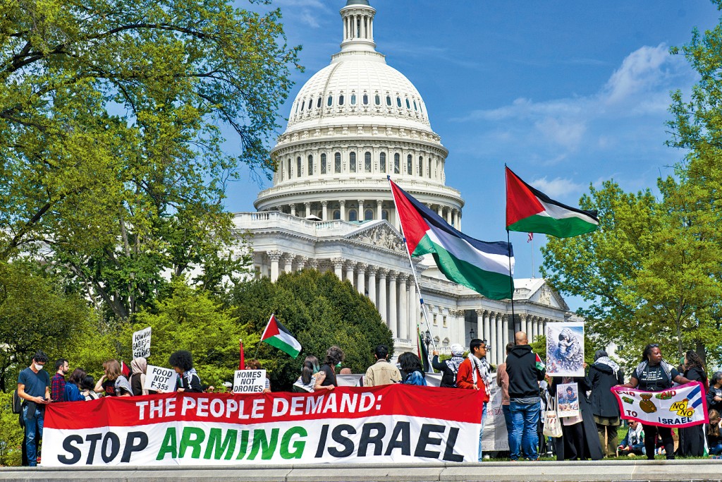 众议院上周六表决援助以色列、乌克兰等法案之际，巴勒斯坦支持者在国会山庄外示威，要求“停止武装以色列”。