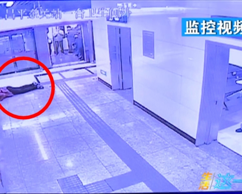 從現場閉路電視可見小張是正面朝下倒地，但是首個發現他的清潔工視而不見，關起門後自己在洗手間工作。（網圖）