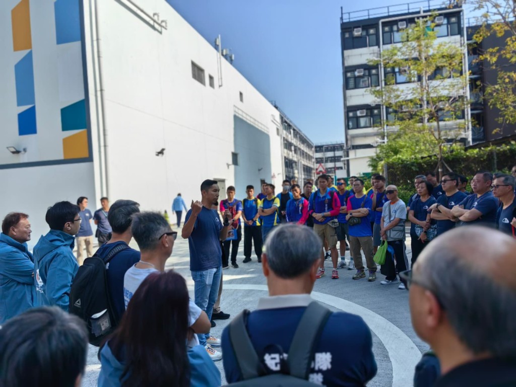 紀律部隊義工今早於「新田部屋」外先聽取工作簡介。