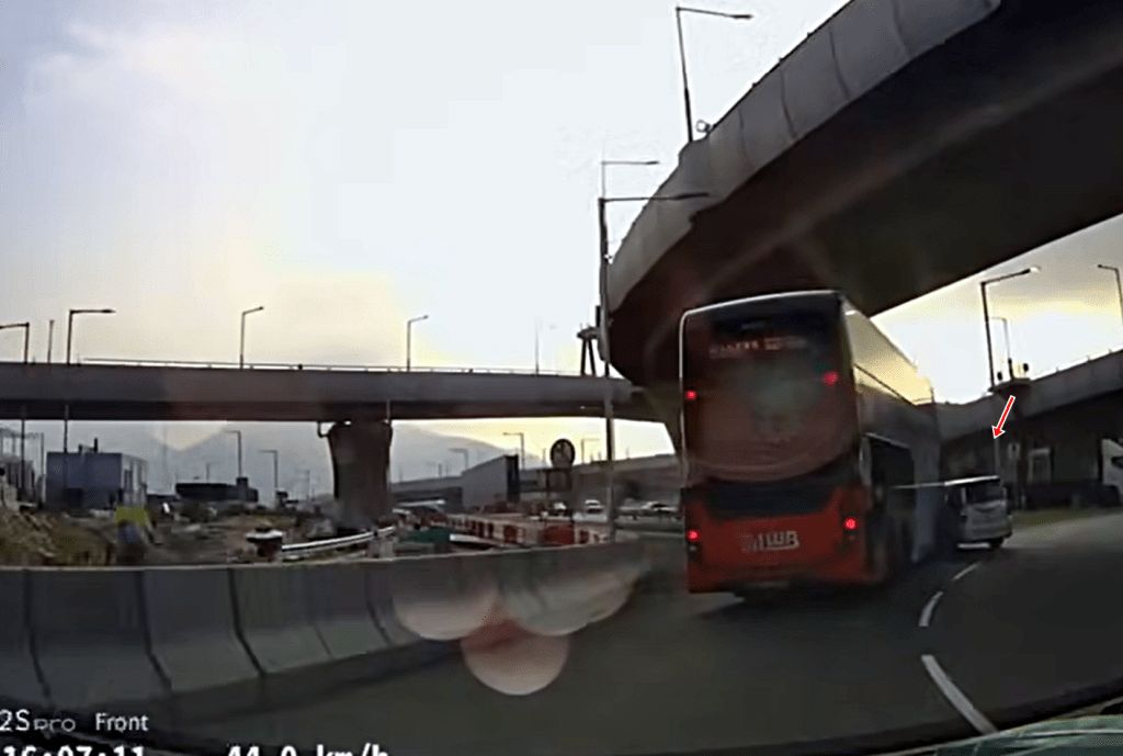 私家車橫切入支線。fb： 車cam L（香港群組）
