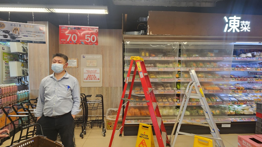 超市职员其后清理现场继续营业。黄文威摄