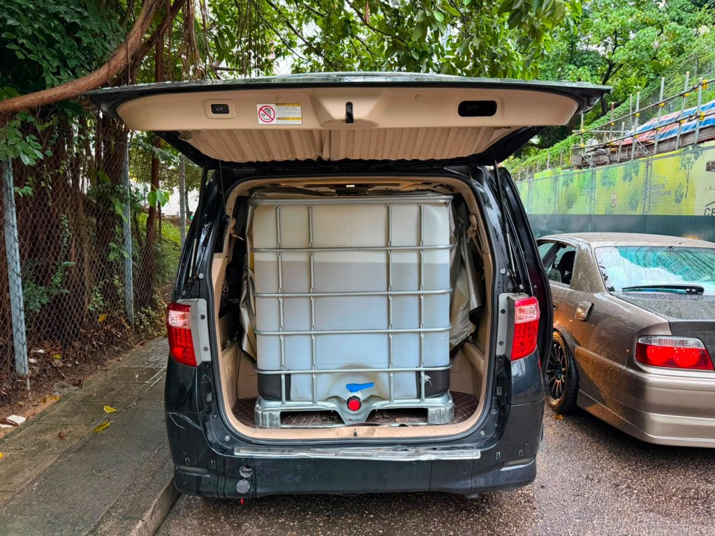 一輛私家車被用作經營流動非法加油站。 一輛私家車被用作經營流動非法加油站。