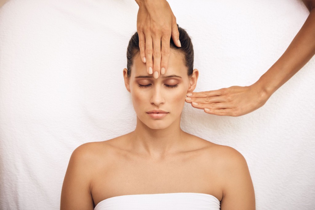 Guerlain極緻塑顏護理配合Moon Walk按摩手法，運用密集指力按摩手法作拉提。