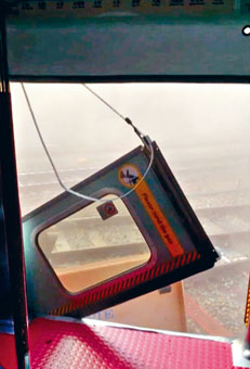 列车车门甩脱。有线电视截图