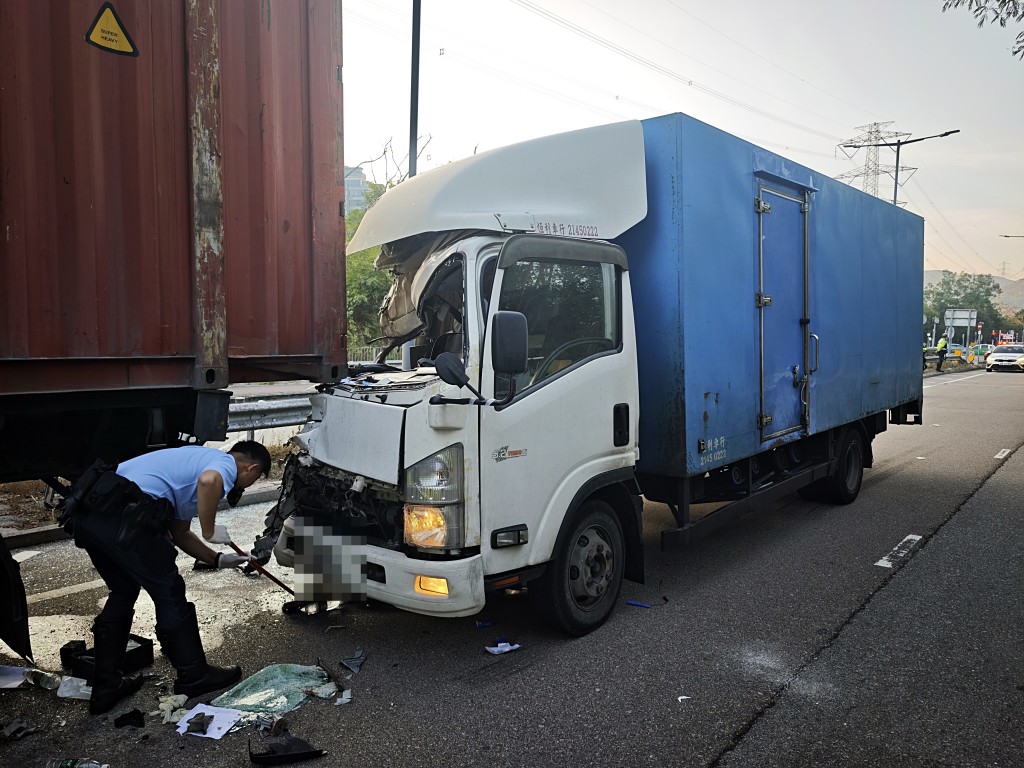 貨車車頭猛撼貨櫃車車尾。 貨車車頭猛撼貨櫃車車尾。