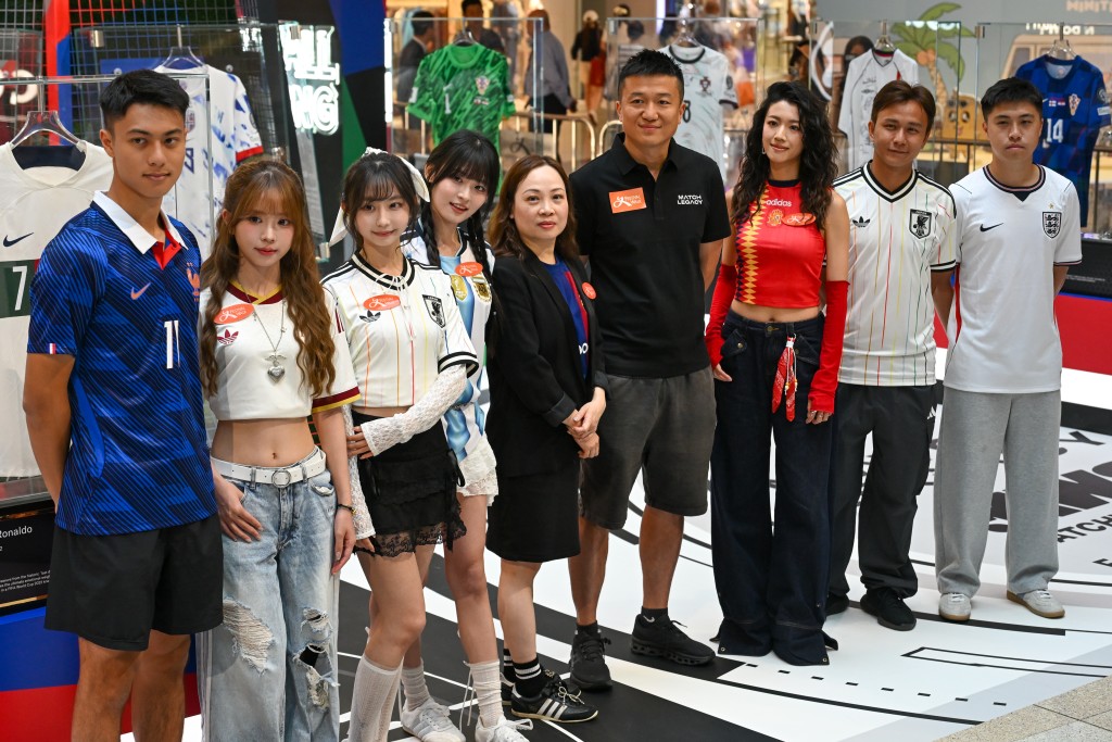 又一城特设「Icons of the Pitch」展览周四邀请到王至尊(Jim)、卢均宜、余在言、刘家乔等出席开幕。摄影:魏国谦 又一城特设「Icons of the Pitch」展览周四邀请到王至尊(Jim)、卢均宜、余在言、刘家乔等出席开幕。摄影:魏国谦