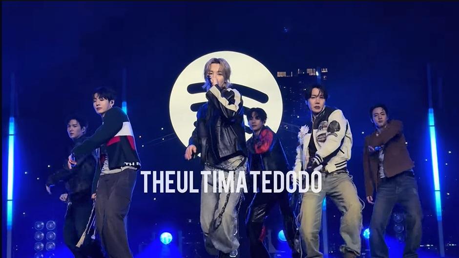 BTS中6位成員冒着寒冷氣溫和微雨，為ARMY表演。（YouTube片段截圖）