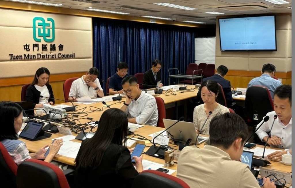 民政及青年事務局局長在當區區議會主席在獲得同區不少於3名區議員的聯署下，由她委任的「監察委員會」進行調查。資料圖片
