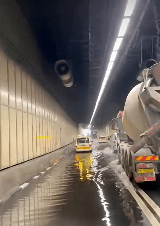 啟德隧道爆水管。fb：小心駕駛,安全車速,溫馨提示