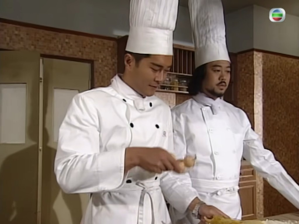 1997年TVB劇集《美味天王》中,歐陽震華(田味吉)與古天樂(喬柏高)合體搞笑成為一代經典。 1997年TVB劇集《美味天王》中,歐陽震華(田味吉)與古天樂(喬柏高)合體搞笑成為一代經典。