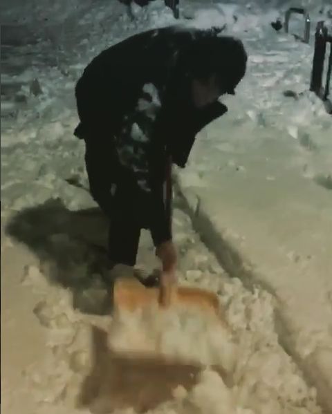 竹內涼真上載剷雪片段,但卻表示相當辛苦。