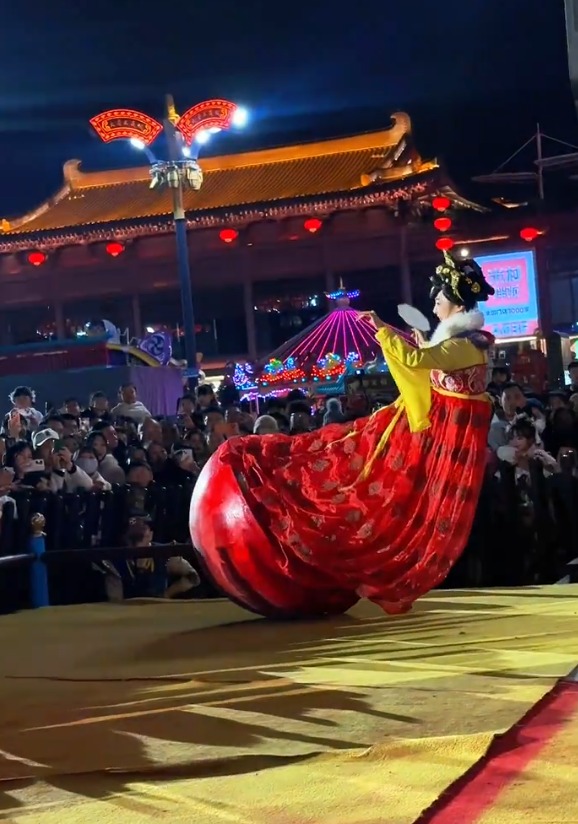陝西西安大唐不夜城的「不倒翁小姐姐」。小紅書