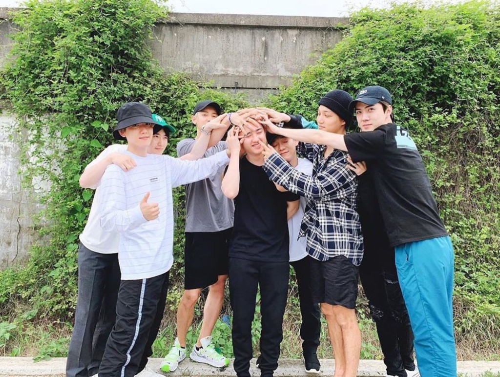D.O.入伍時獲EXO一眾成員歡送。