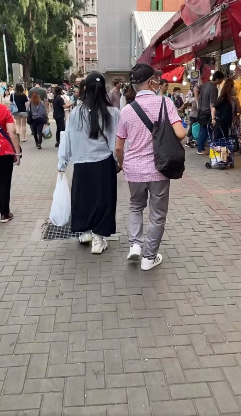 早前有网民在屯门新墟街市偶遇何伯夫妇。