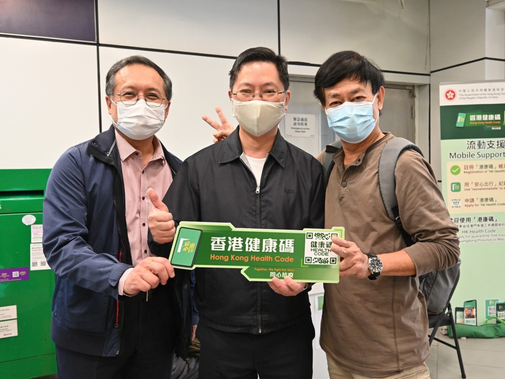 薛永恒走訪多個「香港健康碼」流動支援站。政府新聞處圖片