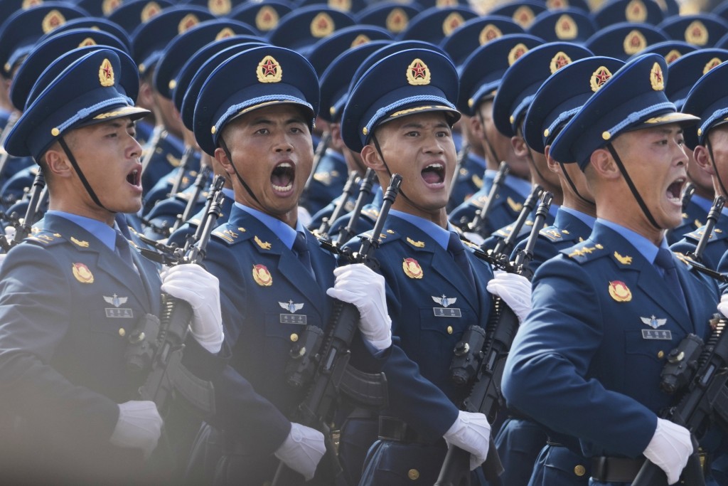 大閱兵上,各個方隊整齊步操,氣勢磅礡。美聯社 大閱兵上,各個方隊整齊步操,氣勢磅礡。美聯社