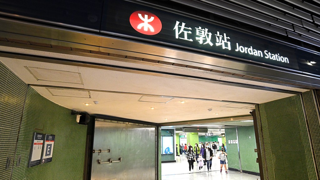 女子在佐敦站被偷拍裙底。