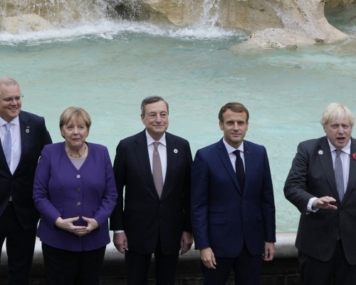 马克龙(右二)在罗马许愿池与其G20领袖拍大合照时，被拍到「摄位」到约翰逊及德拉吉之间。路透社图片