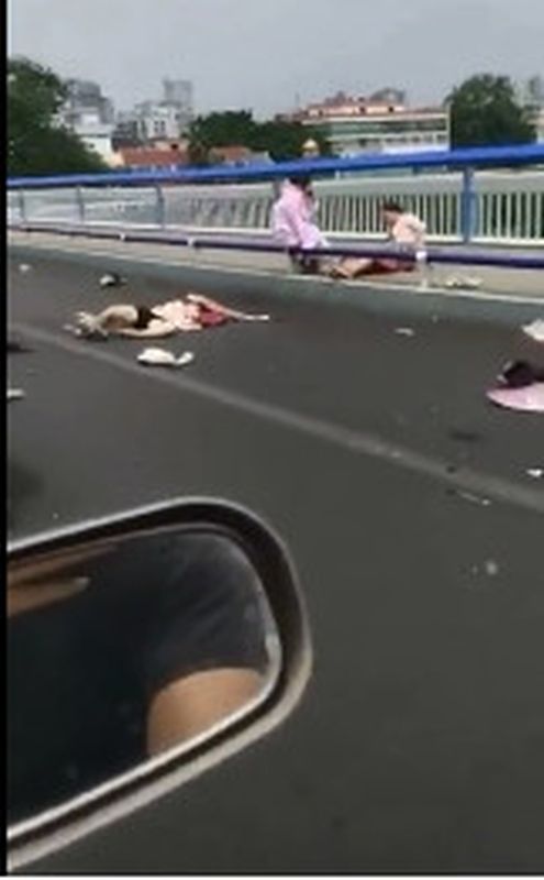 路面一片狼藉,多位途人倒在地上。