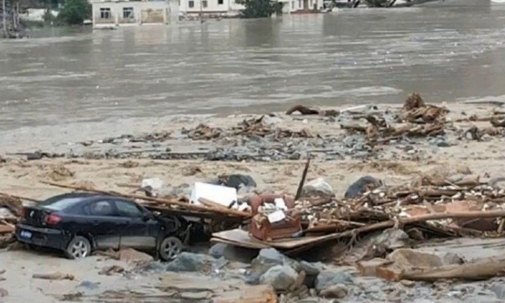 汶川發山洪泥石流災害，當地救援人員進行緊急搜救。網上圖片  ​