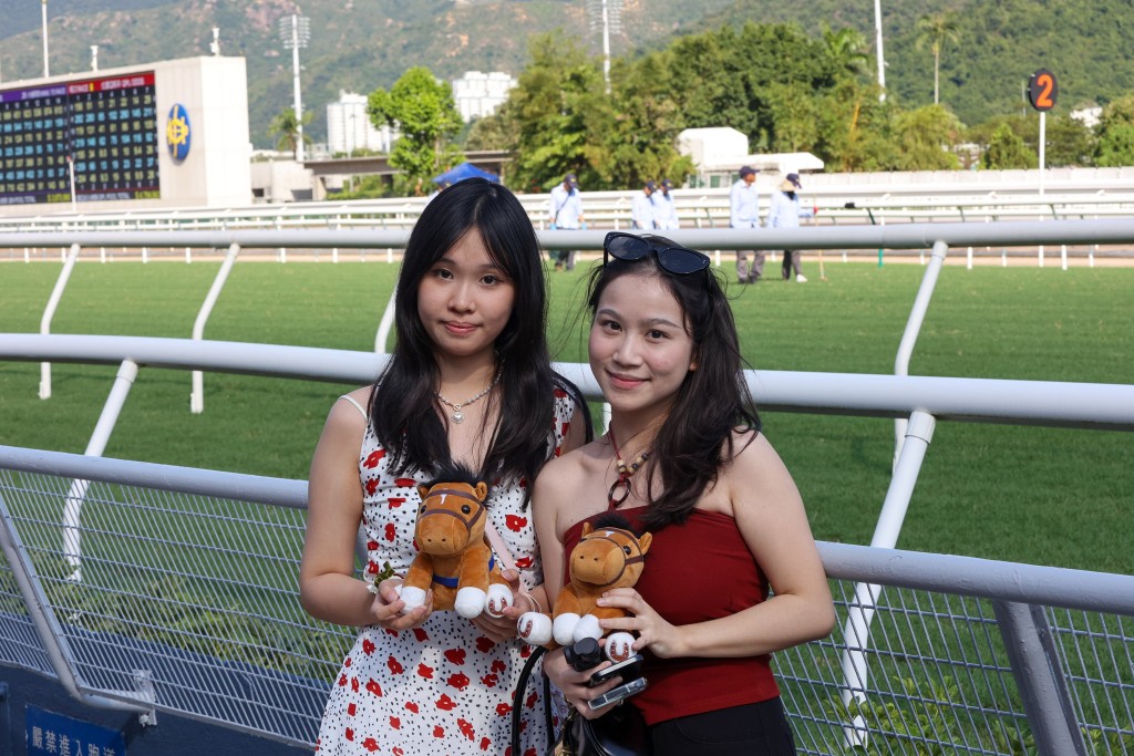 超過13,000名遊客入場觀看國慶賽馬日，共賀國慶並一同參與世界級賽馬、體育及娛樂盛事。馬會圖片