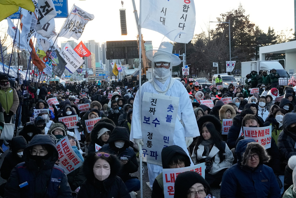 民眾在首爾集會紀念「12．3戒嚴」周年。美聯社