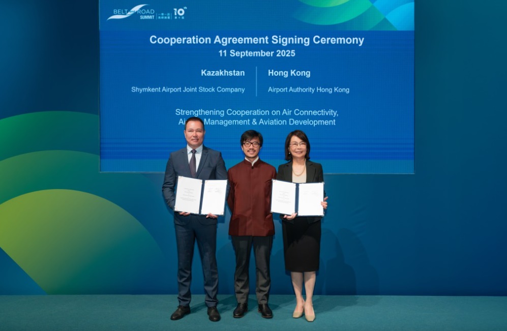 去年9月，在「一帶一路」專員何力治見證下，機管局行政總裁張李佳蕙與哈薩克奇姆肯特機場高級管理層交換簽訂的備忘錄。