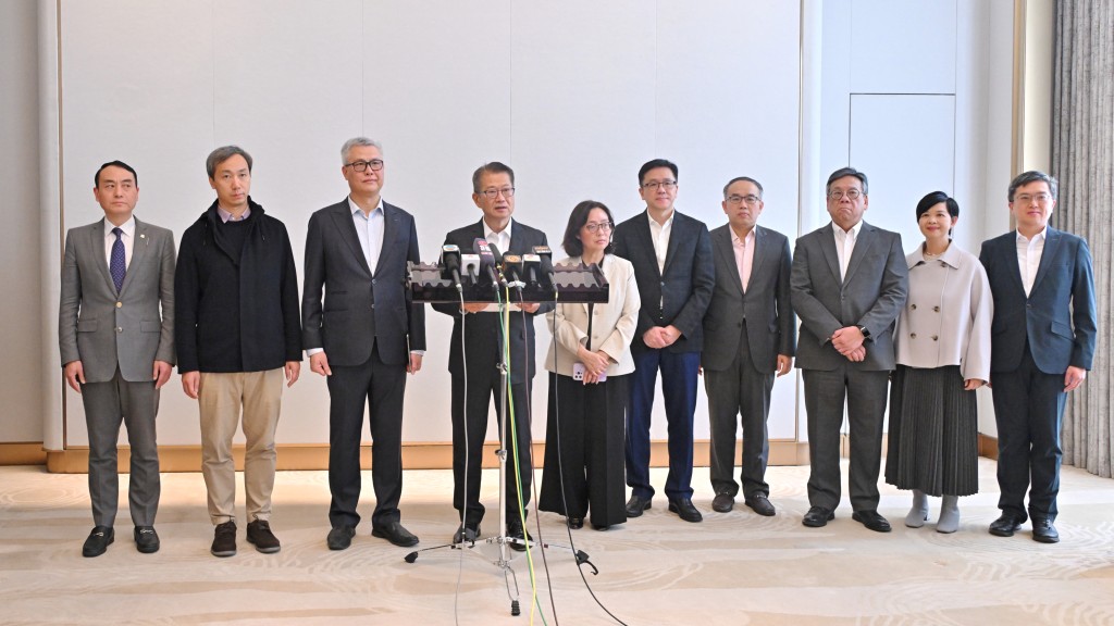 陳茂波(左四)和代表團成員在河北會見傳媒。政府新聞處 陳茂波(左四)和代表團成員在河北會見傳媒。政府新聞處