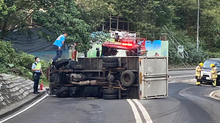 輕型貨車橫亙路中心,荃錦公路(來回方向)近香港槍會的全線一度需要封閉。網上圖片