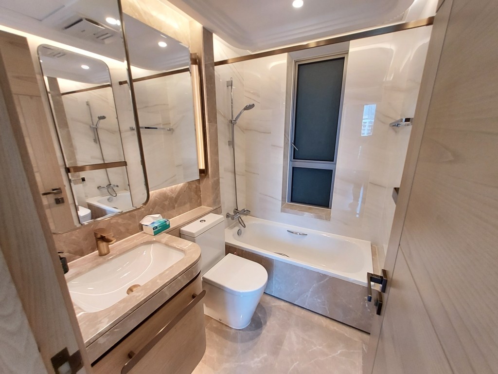 浴室設計明亮光猛，提供浴缸可讓住戶浸浴。