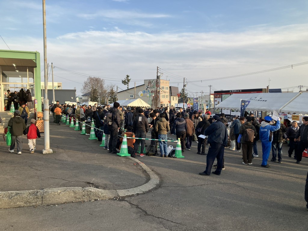 JR留萌井線｜尾班車從石狩沼田站開出前4小時就開始有人排隊等搭車。 　X@B4YO_DDR