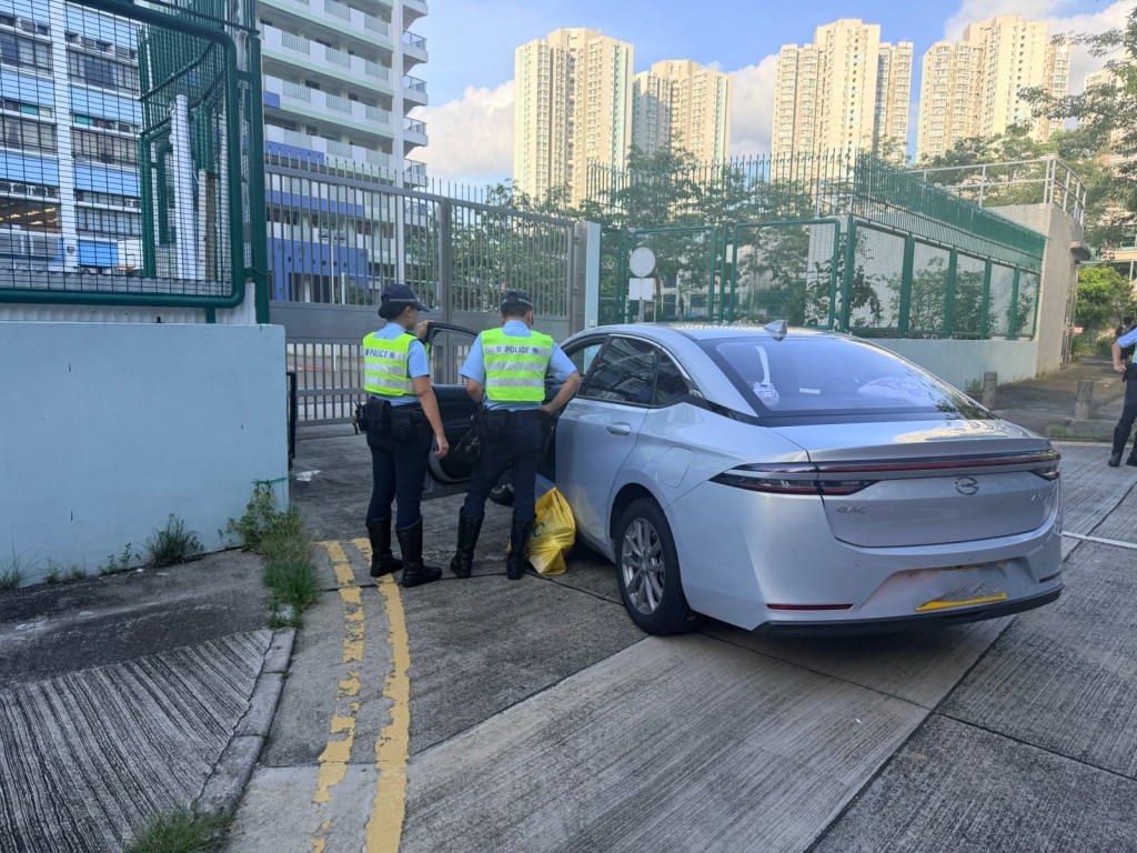 兩輛私家車已被扣留調查及作進一步檢驗。警方提供 兩輛私家車已被扣留調查及作進一步檢驗。警方提供