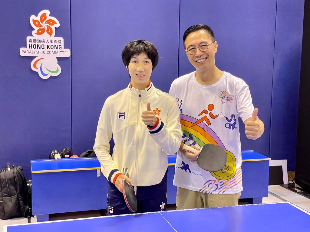 文化體育及旅遊局局長楊潤雄（右）與香港殘奧乒乓球代表黃家汶（左）合作無間。楊潤雄fb
