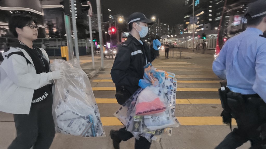 據悉警方在車內起出100多袋不同種類毒品，包括大麻及依托咪酯。