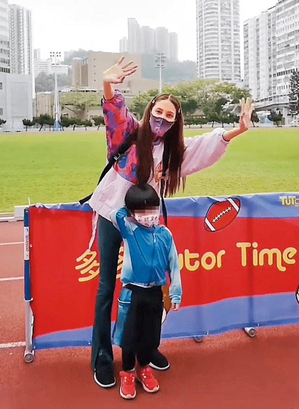 上月，陈凯琳和郑嘉颖带同大仔和二仔出席学校的亲子运动会，三母子在球场上奔跑，加强亲子关系。
