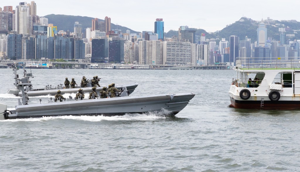 跨部門反恐專責組今日下午在啟德郵輪碼頭舉行「三層防範機制」成立後首個大型跨部門反恐演習。 跨部門反恐專責組今日下午在啟德郵輪碼頭舉行「三層防範機制」成立後首個大型跨部門反恐演習。