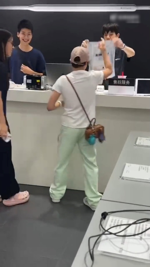 全红婵买iPhone15孝敬妈妈。