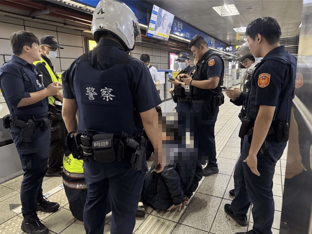 台北捷運新埔站內8日晚間10時許發生疑似精神異常女性民眾持刀隨即傷人事件。 中時