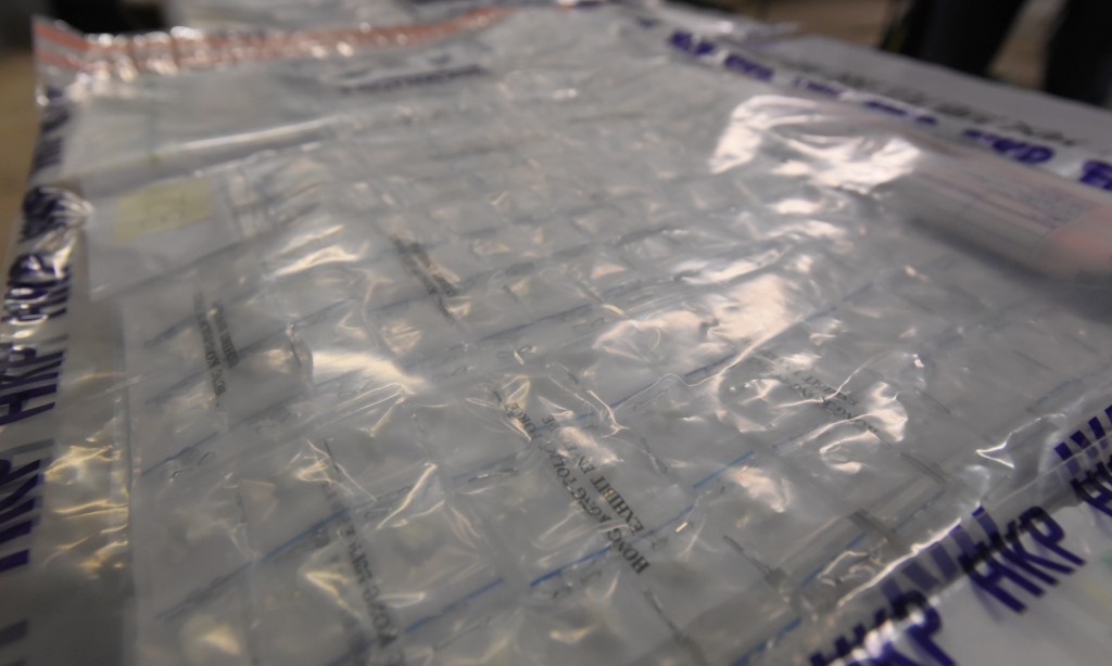 警方在少女家中检获75克怀疑霹雳可卡因及230怀疑K仔毒品，巿值约23.8万元。(黄文威摄)