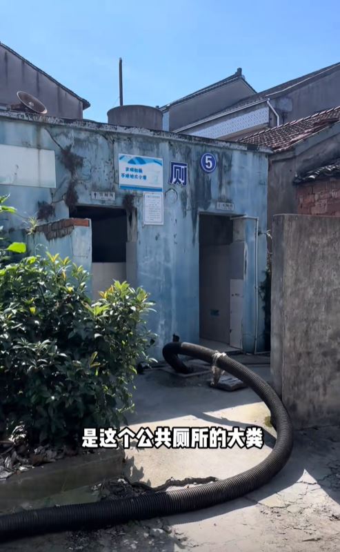 潘浩男從小接觸掏糞工作，但仍覺倒夜香惡頂。抖音＠江浙滬糞王-浩男