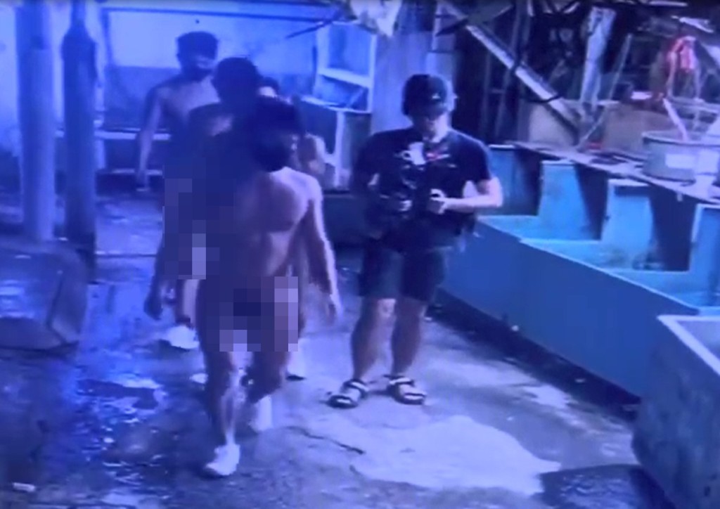 裸男之间有人持摄录机拍摄。