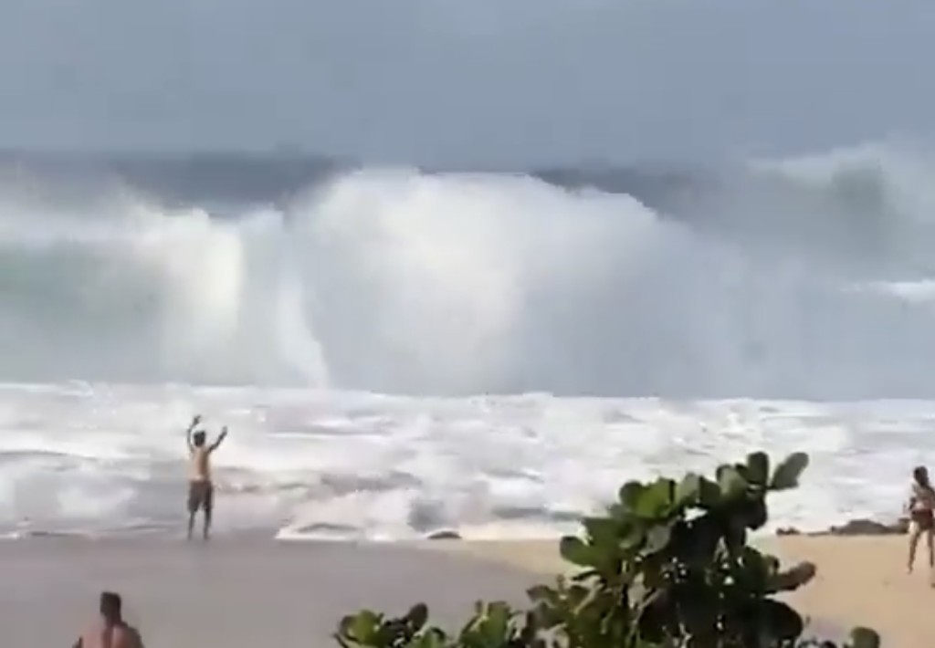 多明尼加首都圣多明各海滩出现巨浪，泳客惊险逃生。