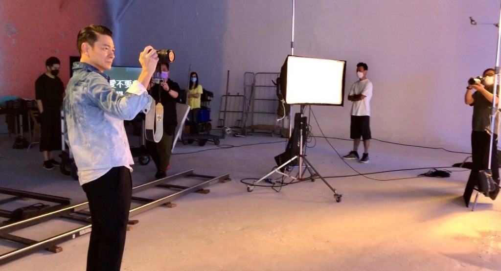 华仔坦言疫情影响，近月很少与工作团队见面，这次MV拍摄与他们重聚，感到高兴。